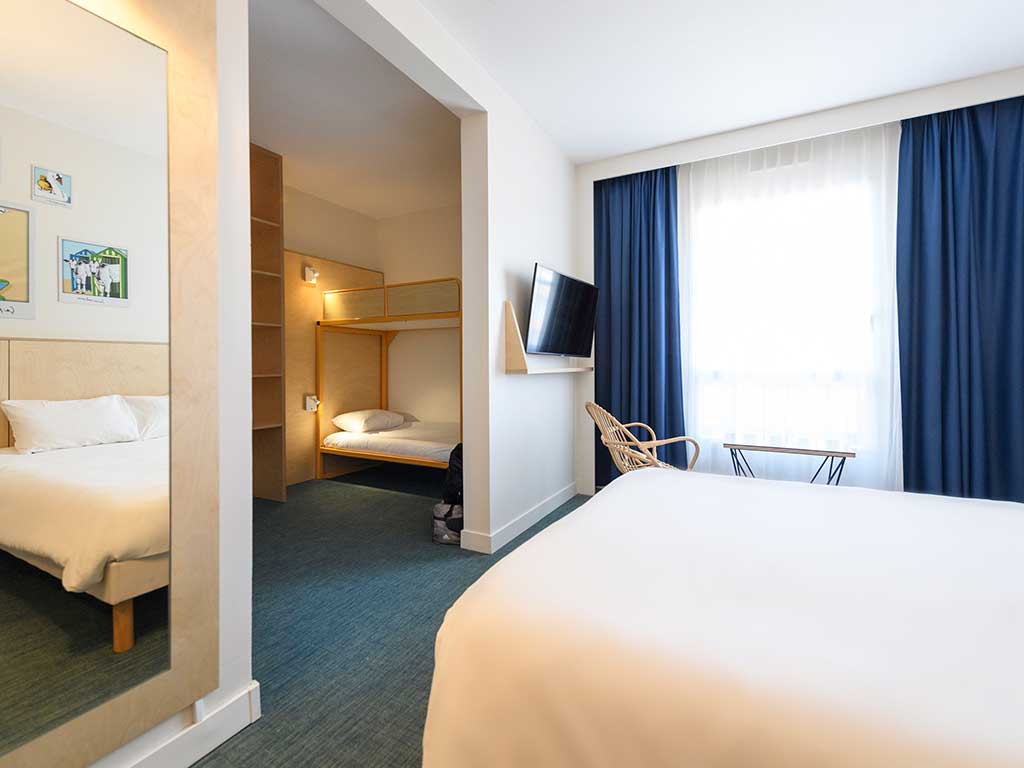 Suite famille standard avec 1 lit double et 2 lits simples