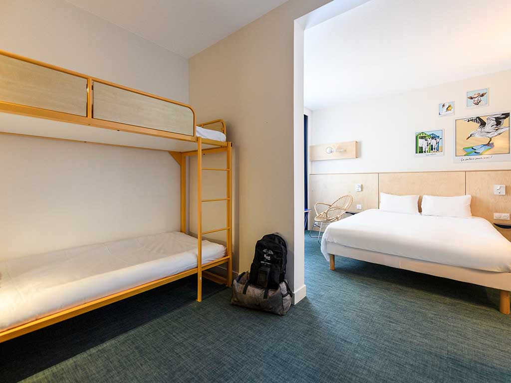 Suite famille standard avec 1 lit double et 2 lits simples